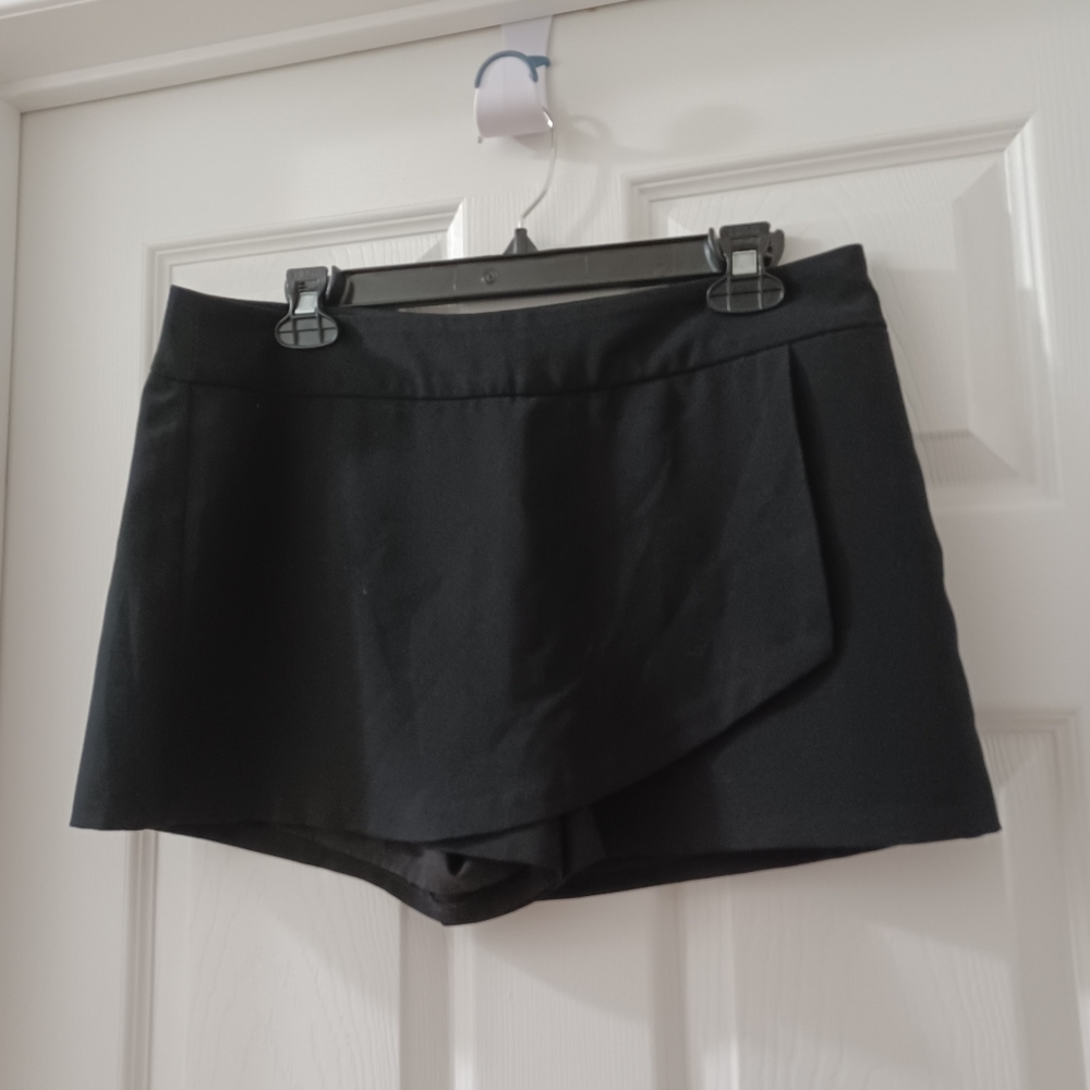 Guess Black Skort